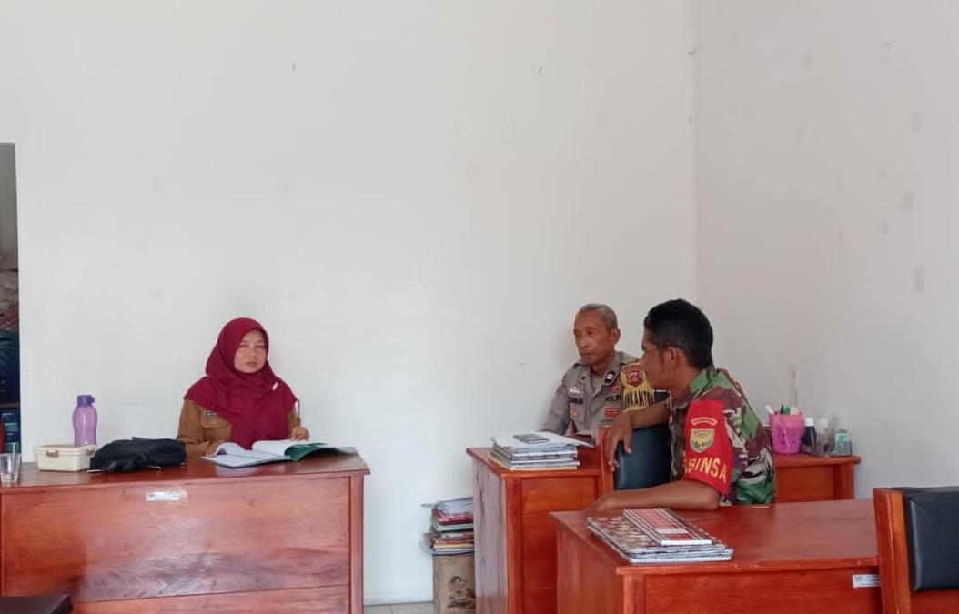 Babinsa Koptu Riwanto F Simanjuntak dan Bhabinkamtibmas Laksanakan Komsos di Kantor Kelurahan Dempo
