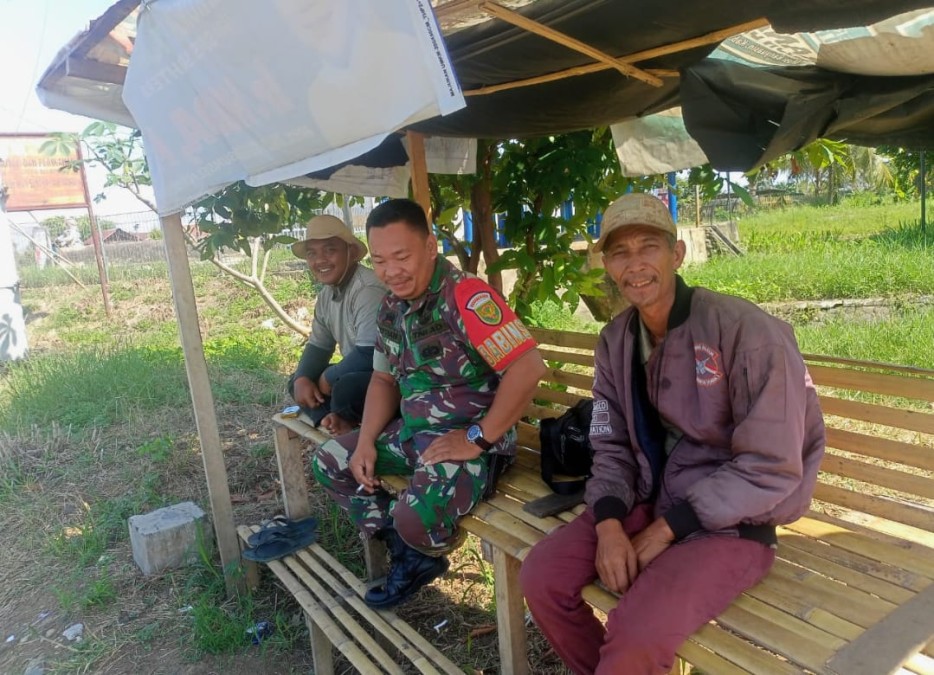 Babinsa 0406-06/Tugumulyo Koptu Seftiansyah Z. Jalin Komunikasi Sosial dengan Warga Desa Tanah Periuk