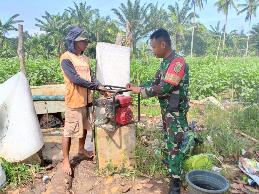 Serda Ade Kurniawan dari Koramil 406-03/Rupit Laksanakan Kegiatan Pompanisasi di Kecamatan Tugumulyo, Musi Rawas