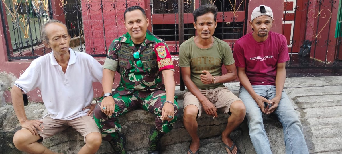 Babinsa Sertu Afrizal Jalin Komunikasi Sosial dengan Warga Binaan.