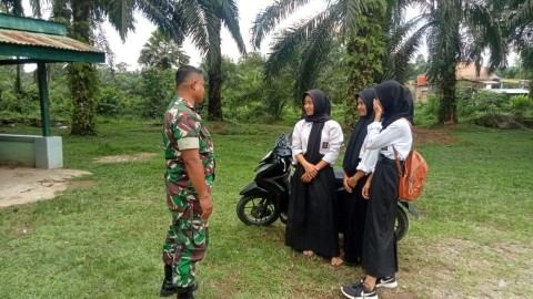 Babinsa Koramil 406-02/Rawa Ilir Beri Himbauan Kepada Pelajar untuk Berkendara Aman