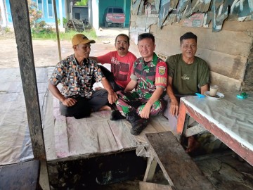 Babinsa Koramil 406-03/Rupit Ajak Warga Desa Bukit Ulu Jaga Kebersihan di Tengah Musim Hujan