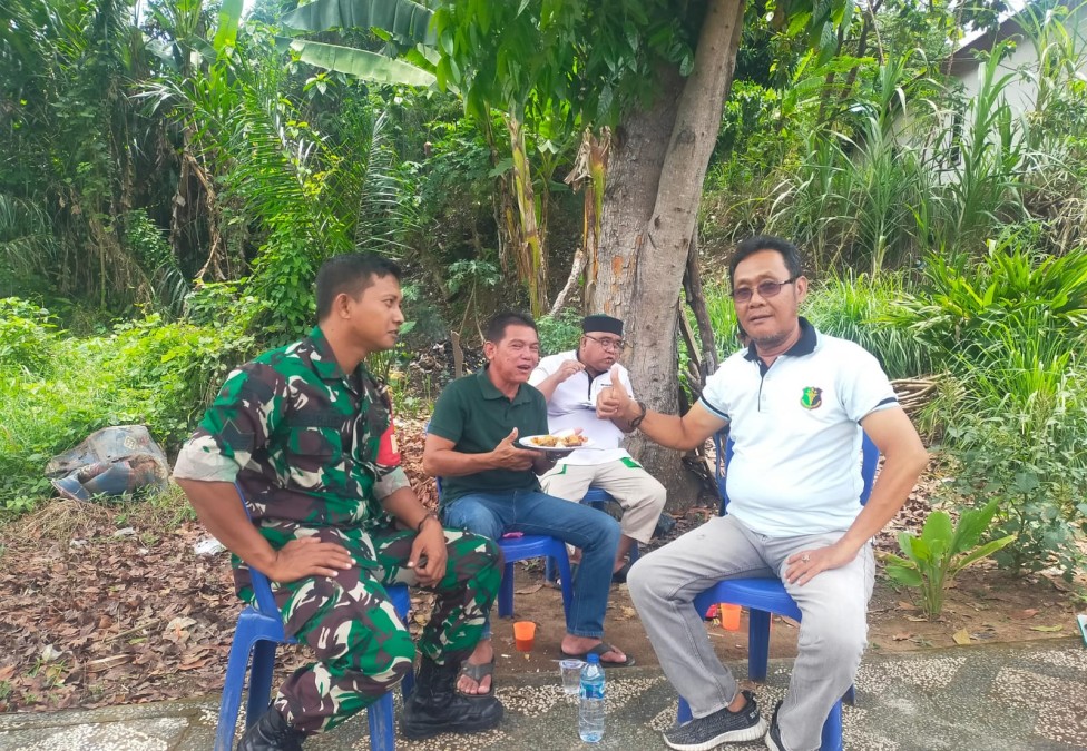 Babinsa Serma Nurhasrifudin Laksanakan Kegiatan Komsos Bersama Warga di Kelurahan Mesat Jaya