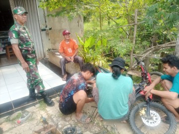 Babinsa Koramil 406-07/Jayaloka Serda Yuda Ade Hermawan Jalin Komsos dengan Bapak Riki dan Masyarakat di Desa Purwodadi