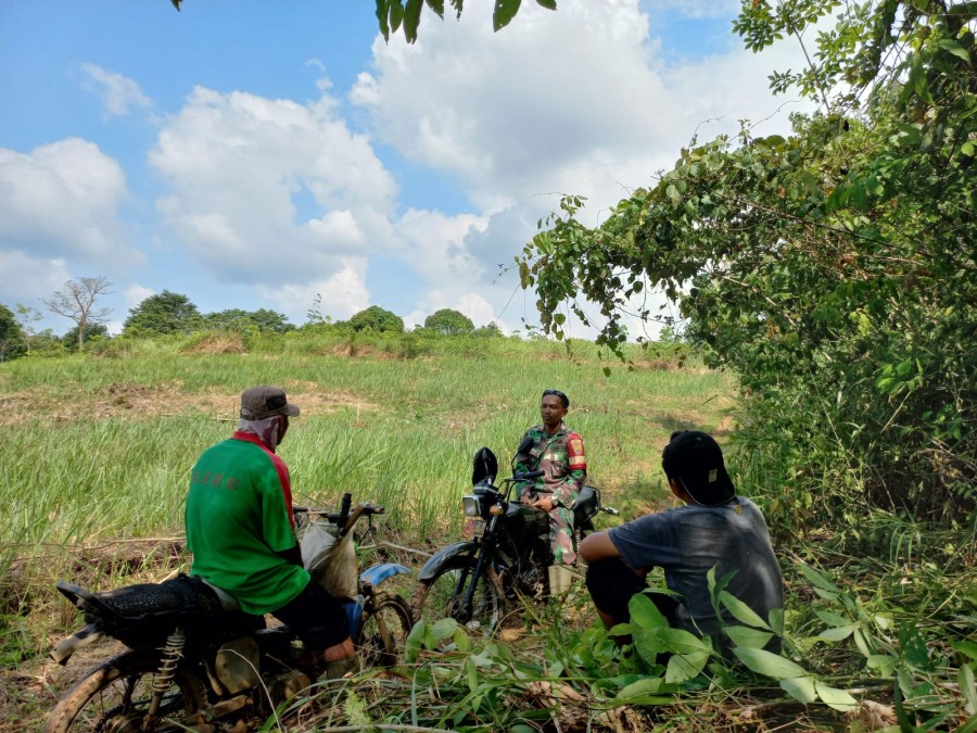 Babinsa Koramil 406-10/Linggau Selatan Koptu Siswanto Gelar Komsos dengan Petani di Kelurahan Jukung