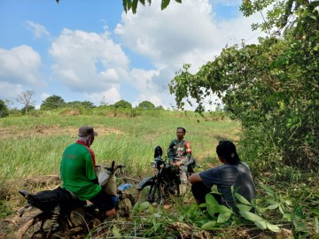 Babinsa Koramil 406-10/Linggau Selatan Koptu Siswanto Gelar Komsos dengan Petani di Kelurahan Jukung