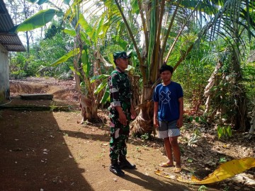 Babinsa Koramil 406-07/Jayaloka sertu Wisnu Melaksanakan Kegiatan Komsos di wilayah desa binaan