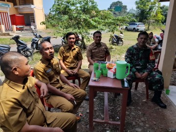 Serda Ichsan, Babinsa Koramil 406-03/Rupit Laksanakan Komsos Bersama Perangkat Desa Mbacang Baru