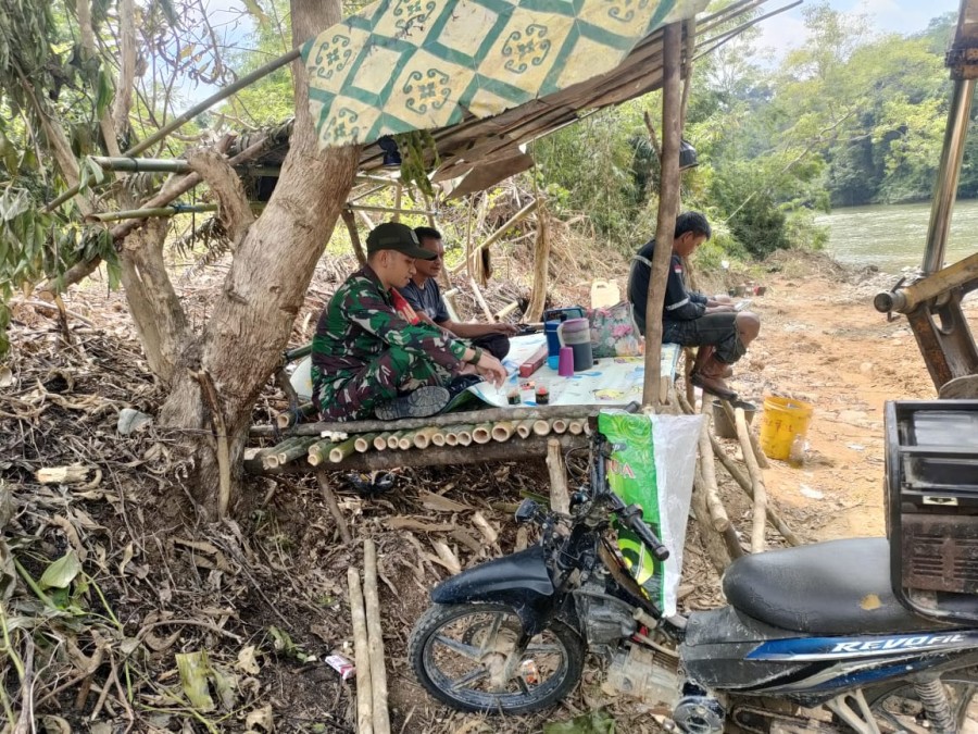 Babinsa Koramil 406-01/Rawas Ulu Laksanakan Komsos dengan Pekerja Perkebunan di Desa Jangkat