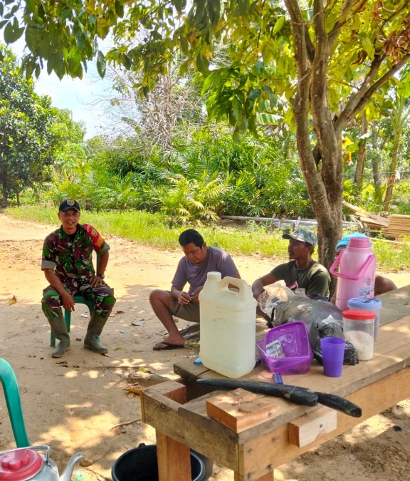 Sertu Wahyu Nugroho, Babinsa Koramil 406-04/Muara Lakitan, Laksanakan Silaturahmi dan Komsos dengan Masyarakat Desa SP 5 Tri Anggun Jaya