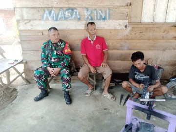 Babinsa Koramil 406-07/Jayaloka Laksanakan Komsos dengan Warga Desa Ciptodadi 2
