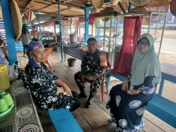 Sertu Dimas Prayoga Babinsa Koramil 406-04/Muara Lakitan Jalin Silaturahmi dan Keakraban Bersama Masyarakat Desa Pelita Jaya