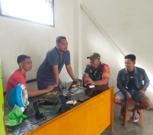 Babinsa Koramil 406-06/Tugumulyo Serma Suhaidi Ismail Jalin Komsos Bersama Masyarakat Binaan di Desa Trikarya