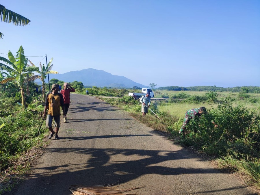 Kedekatan Babinsa Bersama Masyarakat Sertu Adi Susanto Gelar Gotong Royong Pembersihan Jalan.