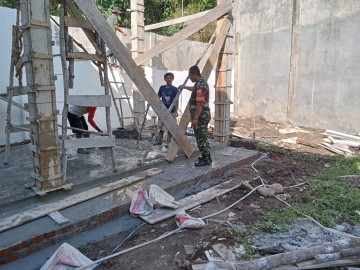 Babinsa Koptu Feri Kurniawan Melaksanakan Komsos Bersama Warga Pekerja Bangunan