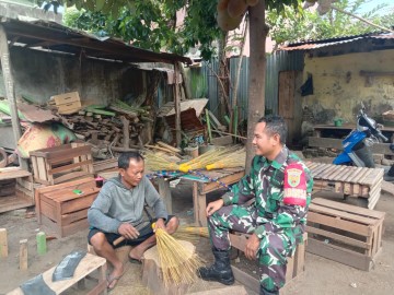 Babinsa Koramil 406-01/Rawas Ulu Jalin Silaturahmi dengan Warga Desa Sungai Lanang