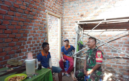 Babinsa Koramil 406-08/Lubuklinggau Gelar Komsos, Imbau Warga Jaga Keamanan dan Ketertiban Menjelang Pilkada 2024