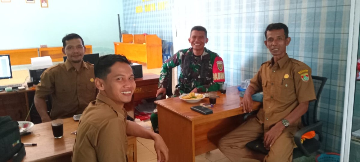Babinsa Koramil 406-05/Muara Kelingi Serka Siswoyo Laksanakan Komsos dengan Perangkat Desa Karya Sakti
