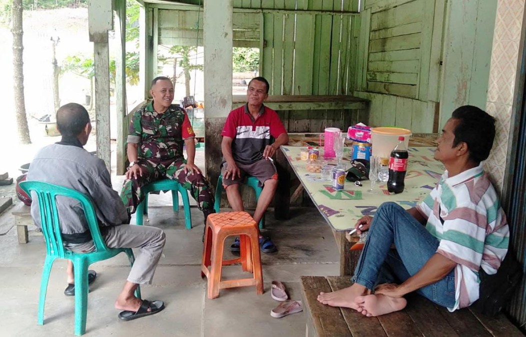 Babinsa Koramil 406-01/Rawas Ulu Melaksanakan Kegiatan Komsos di Desa Pangkalan