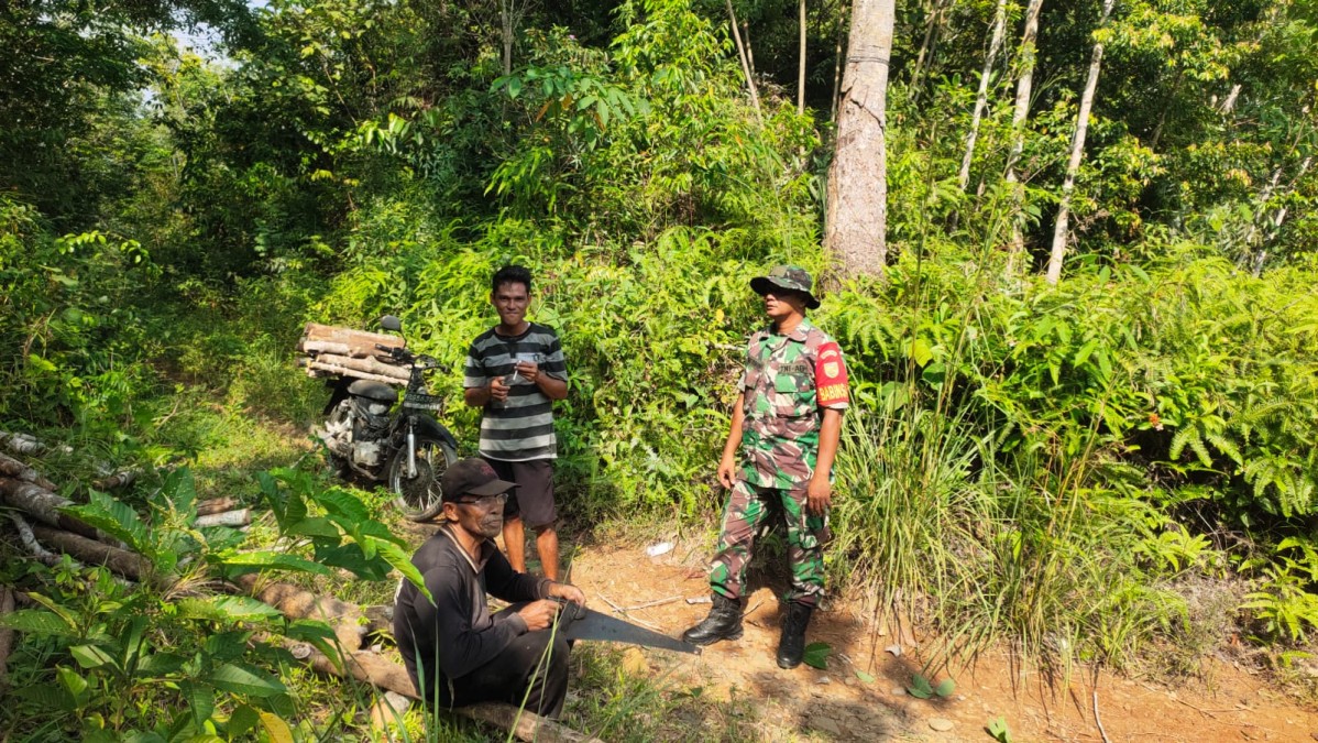 Patroli Karhutbunlah oleh Abdul Rohim di Wilayah Koramil 406-07/Jayaloka untuk Pencegahan dan Deteksi Dini Kebakaran Hutan dan Lahan