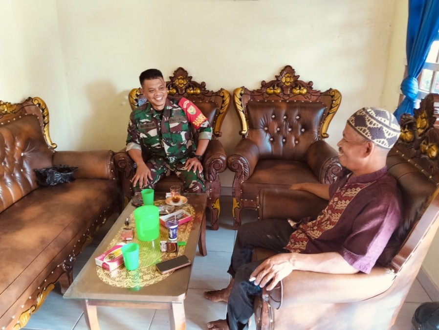 Babinsa Koramil 406-04/Muara Lakitan Jalin Komsos dengan Tokoh Agama di Desa SP 5 Tri Anggun Jaya
