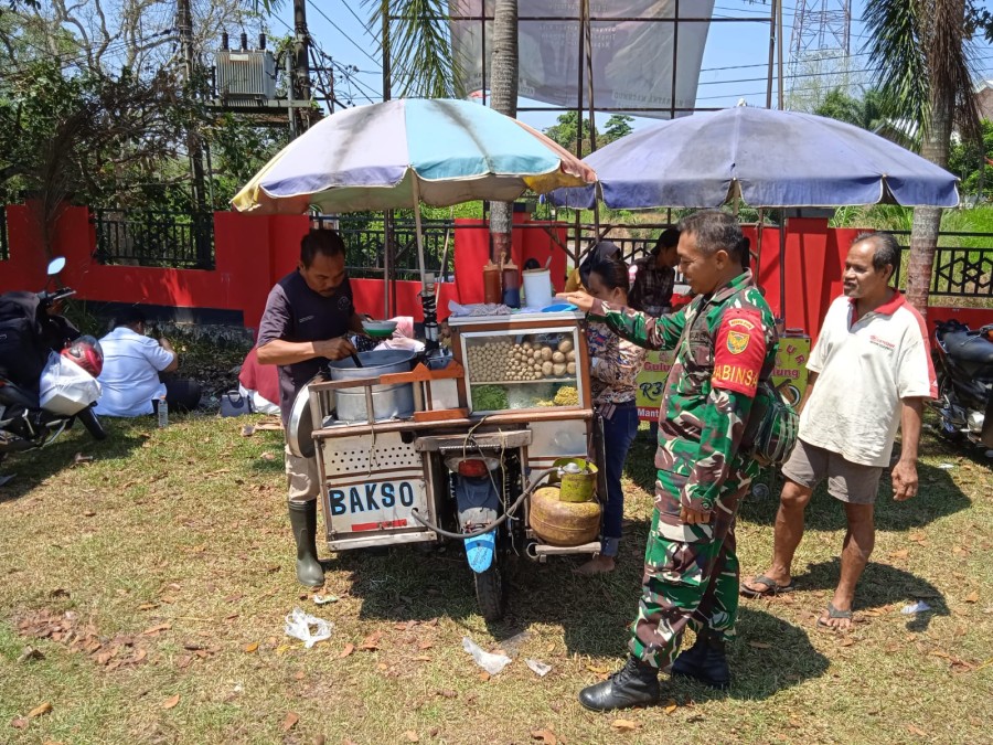Tingkatkan kerjasama di wilayah desa binaan Serka Darman sambangi pedagang bakso