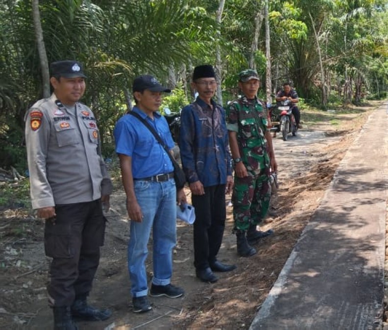 Babinsa Koramil 406-04/Muara Lakitan Laksanakan Pendampingan Pengecekan Hasil Pembuatan Jalan Usaha Tani