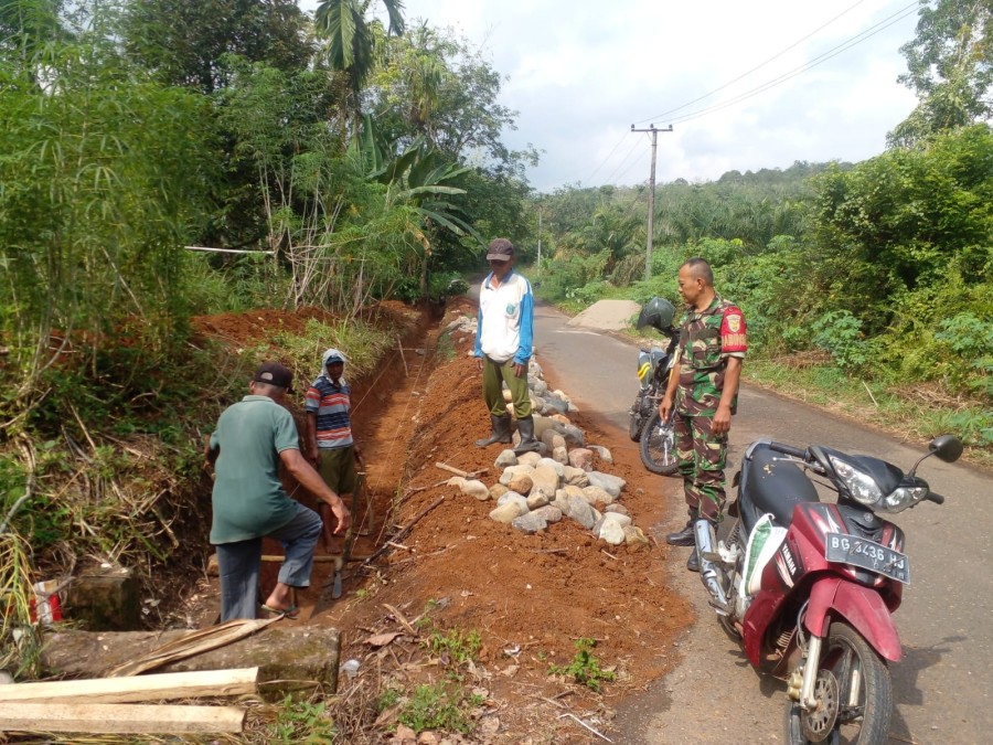 Serka Yudi Santoso Aktif Dalam Memonitoring Pembuatan Parit di Wilayah Binaan