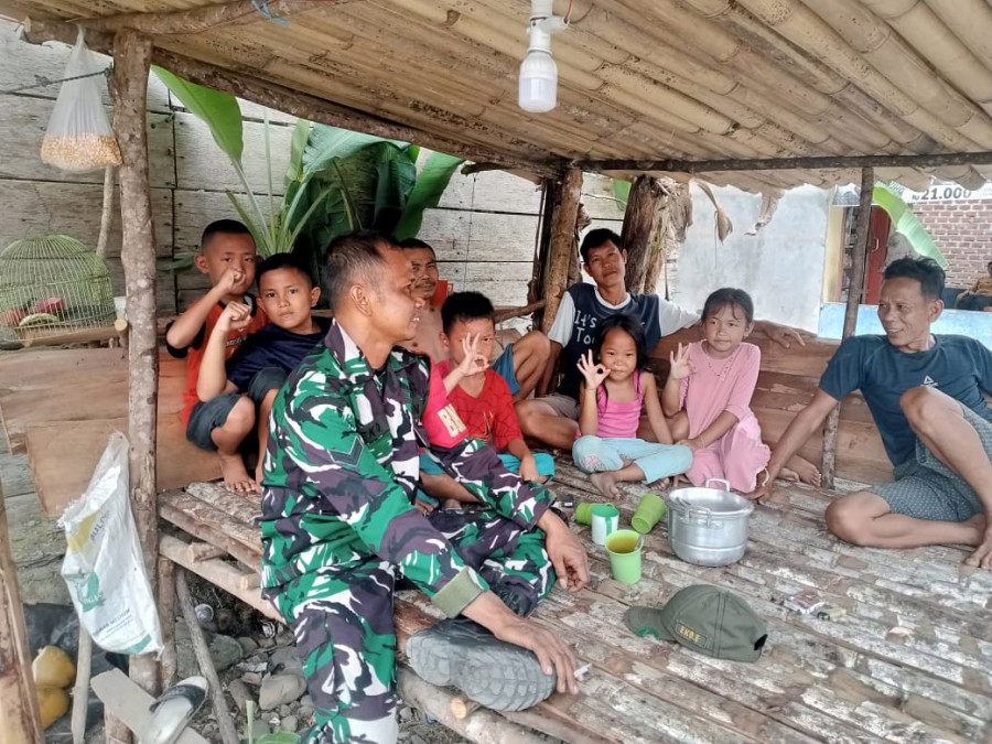 Babinsa Koramil 406-09/Terawas Sertu Eko Efriyanto Laksanakan Komsos dengan Warga Desa Binaan.