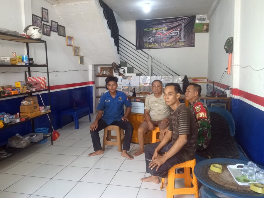 Babinsa Koramil 406-06/Tugumulyo Laksanakan Komsos dengan Warga di Bengkel Mobil