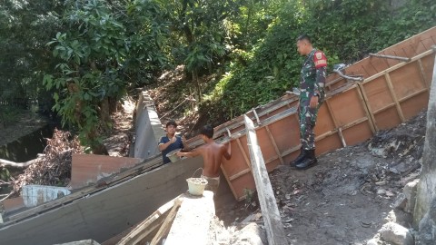 Babinsa Koramil 406-08/Lubuk Linggau Laksanakan Komsos dan Pantau Pembangunan Talud di Wilayah Binaan