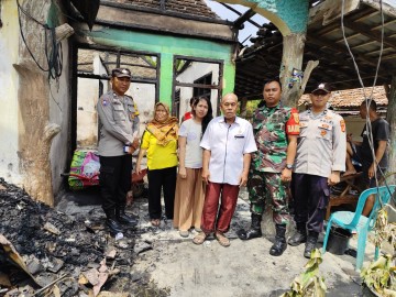 Bentuk Kepedulian terhadap Warga Yang Ditimpa Musibah Babinsa Koramil 406-05/Muara Kelingi Sambangi Keluarga Korban Kebakaran
