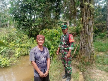 Babinsa Koramil 406-07/Jayaloka Sertu Wisnu Bersama Mitra Karib Babinsa Lakukan Pengecekan Debit Air Guna Antisipasi Gulbencal di Desa Temelat Kecamatan Jayaloka Kabupaten Musi Rawas