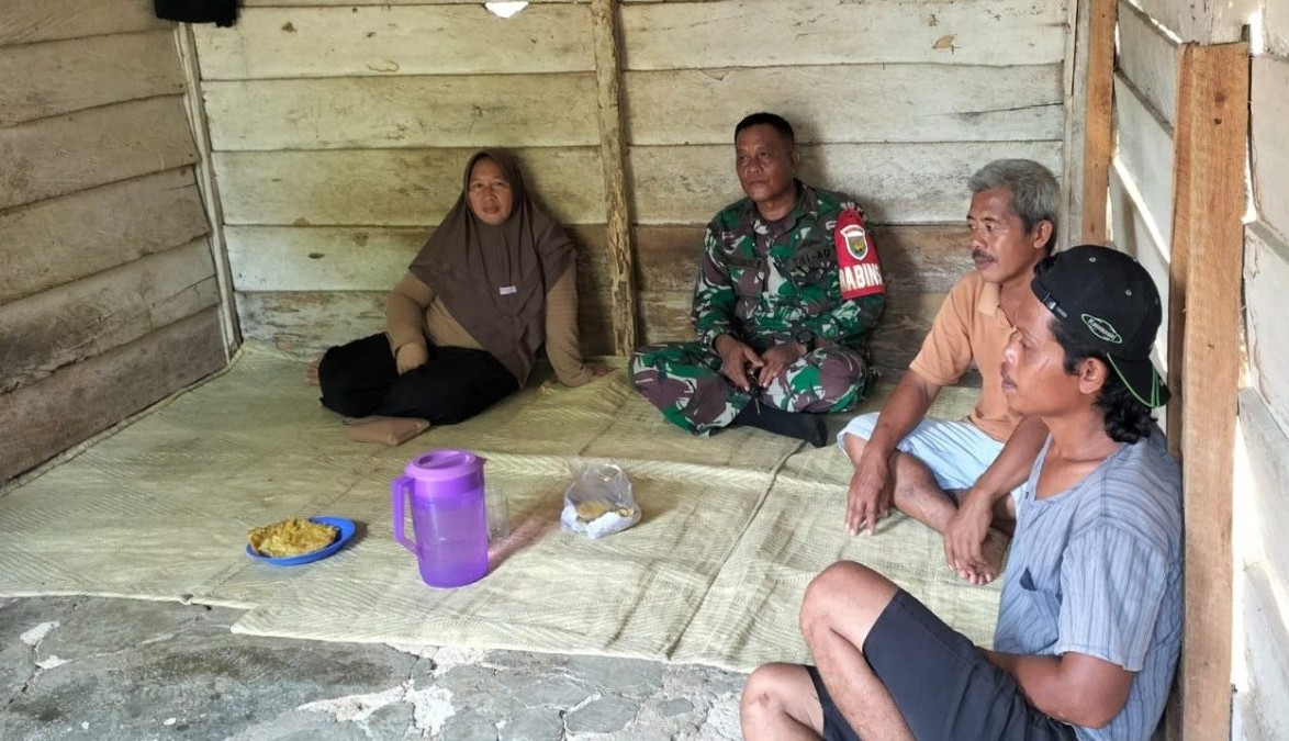Peltu Rohmadani Babinsa Koramil 406-05/Muara Kelingi Kunjungan Silaturahmi Dirumah Warga Binaannya