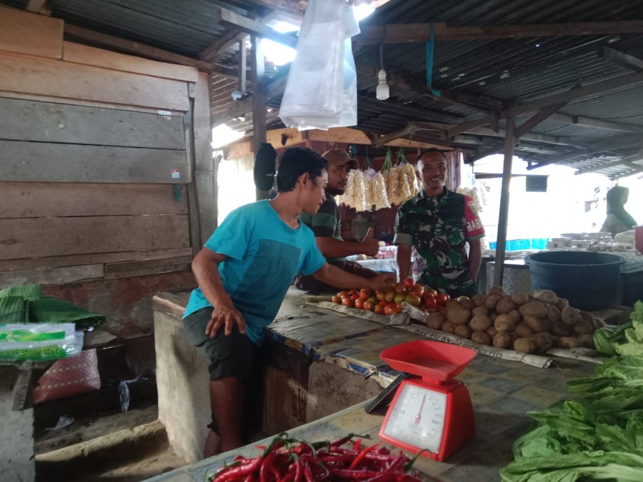 Babinsa Sertu Rohmadi Melaksanakan Monitoring Harga Bahan Pokok di Pasar Moneng Sepati
