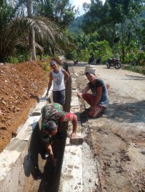 Babinsa Koramil 406-08/Lubuk Linggau Laksanakan Gotong Royong Pembuatan Parit Bersama Warga
