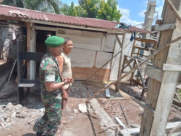 Babinsa Koramil 406-08/Lubuk Linggau Laksanakan Komsos dan Pengecekan Material dalam Program Bedah Rumah