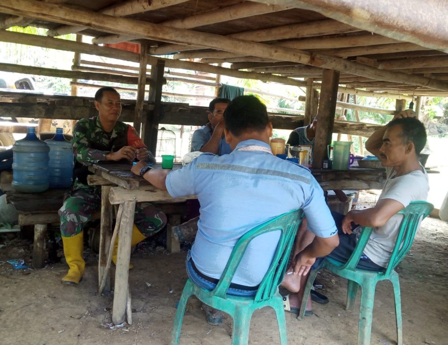 Babinsa Koramil 406-04/Muara Lakitan Sertu Ali Mubin Melaksanakan Silaturahmi Bersama Masyarakat Desa Bumi Makmur