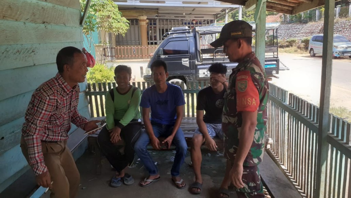 Babinsa Koramil 406-01/Rawas Ulu Laksanakan Komsos untuk Pemantauan Situasi Menjelang Pilkada