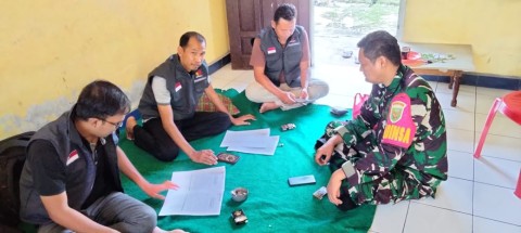 Babinsa Koramil 406-06/Tugumulyo Serma Didik Irawan Kordinasi dengan Panwascam Tugumulyo untuk Monitoring Pilkada Serentak di key Tugumulyo di wilayah desa binaan.