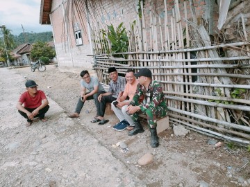 Babinsa Koramil 406-01/Rawas Ulu Laksanakan Komsos Pantau Situasi Menjelang Pilkada di Desa Jangkat