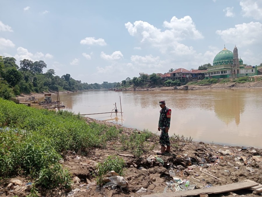 Babinsa Koramil 406-02/Rawas Ilir, Serka Nur Khollis, Melakukan Pemantauan Arus Air Sungai di Muara Rawas
