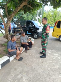 Babinsa Koramil 406-06/Tugumulyo Sertu Agus Y Jalin Komsos dengan Masyarakat Desa Trikoyo