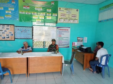 Babinsa Koramil 406-07/Jayaloka Laksanakan Komsos dengan Perangkat Desa Rantau Alih