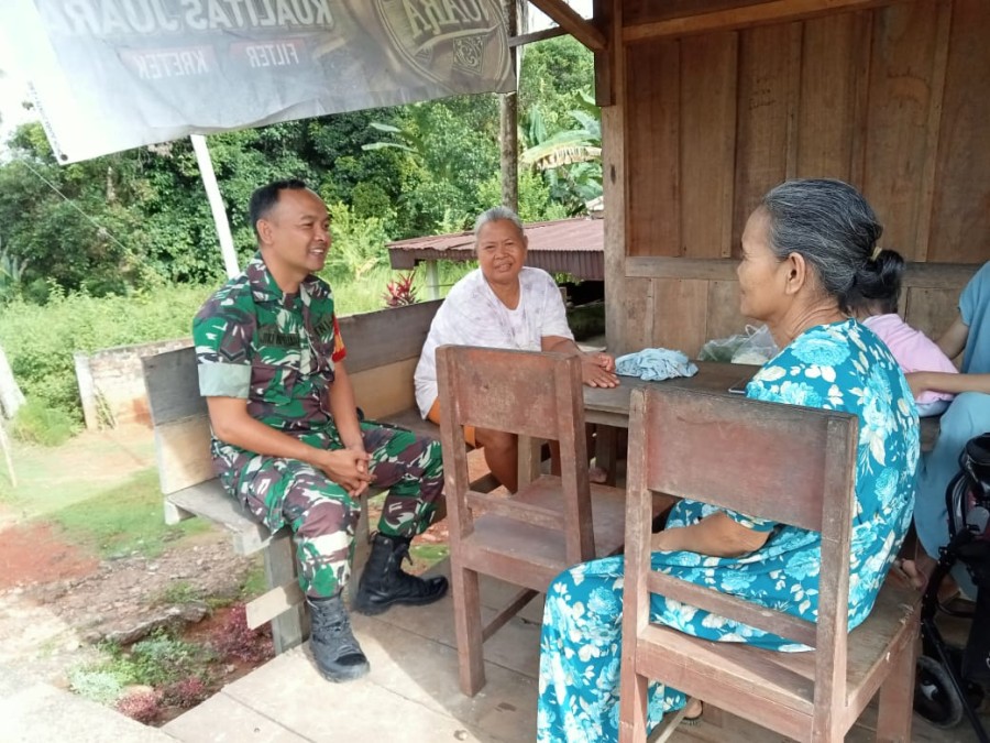 Babinsa Koramil 406-07/Jayaloka Sertu Jiki Apriadi Jalin Komsos dengan Masyarakat Desa Rantau Alih