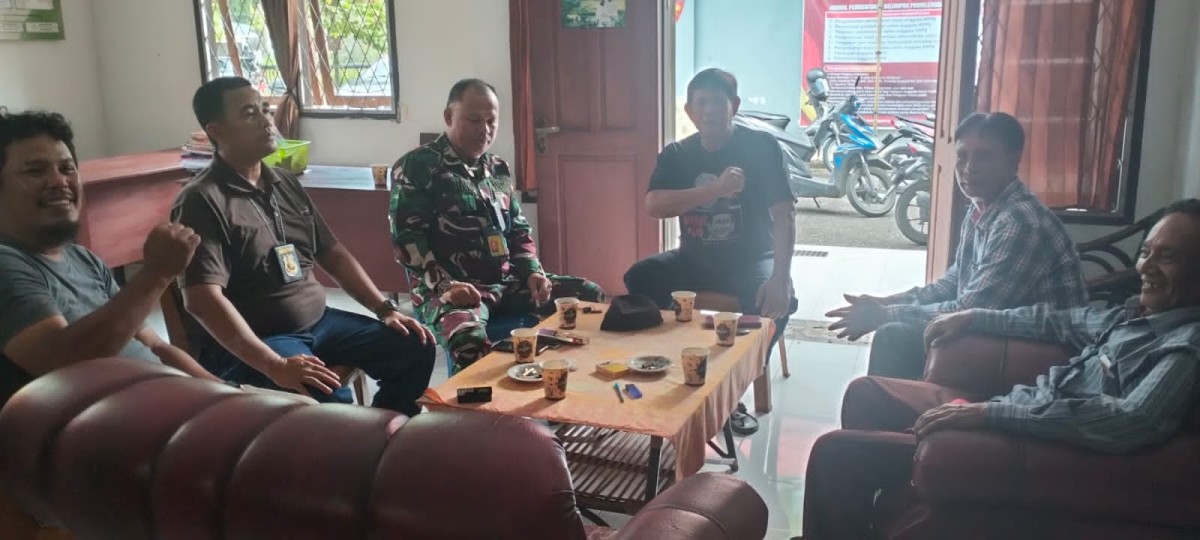Tingkatkan Sinergitas dan Kerjasama, Babinsa Sertu Martan Gelar Komsos Bersama anggota Polsek Lubuk Linggau Timur dan Staf Kelurahan