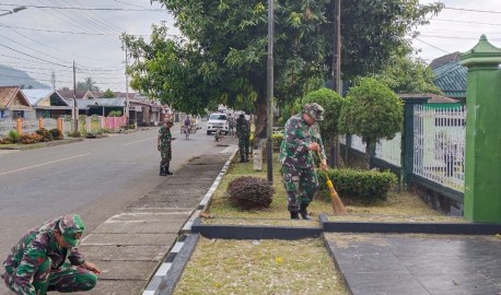 Untuk Tetap Terjaga Kebersihan Pangkalan, Anggota Kodim 0406 Lubuk Linggau Melakukan Kegiatan Pembersihan Lingkungan di Perkantoran