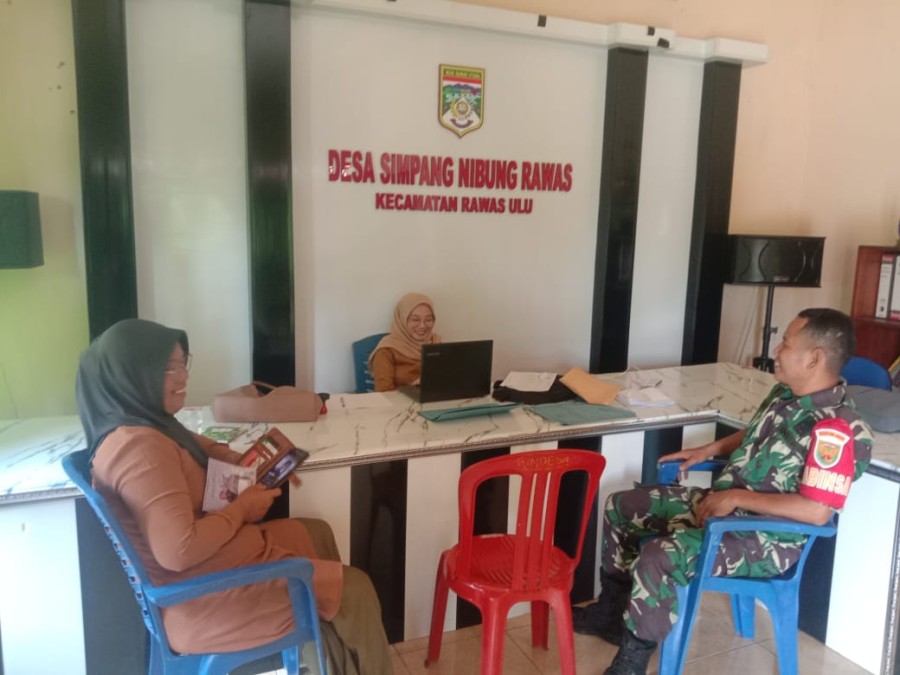 Babinsa Koramil 406-01/Rawas Ulu Melaksanakan Komsos Memantau Situasi Jelang Pilkada di Desa Simpang Nibung