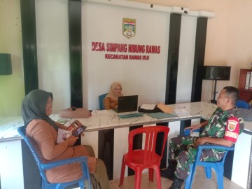 Babinsa Koramil 406-01/Rawas Ulu Melaksanakan Komsos Memantau Situasi Jelang Pilkada di Desa Simpang Nibung