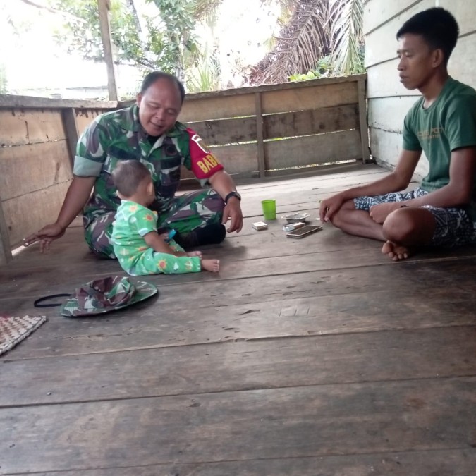 Babinsa Koramil 406-07/Jayaloka Sertu Amron Musalisa Melaksanakan Komsos dengan Warga RT 02, Bungin Kelurahan Marga Tunggal